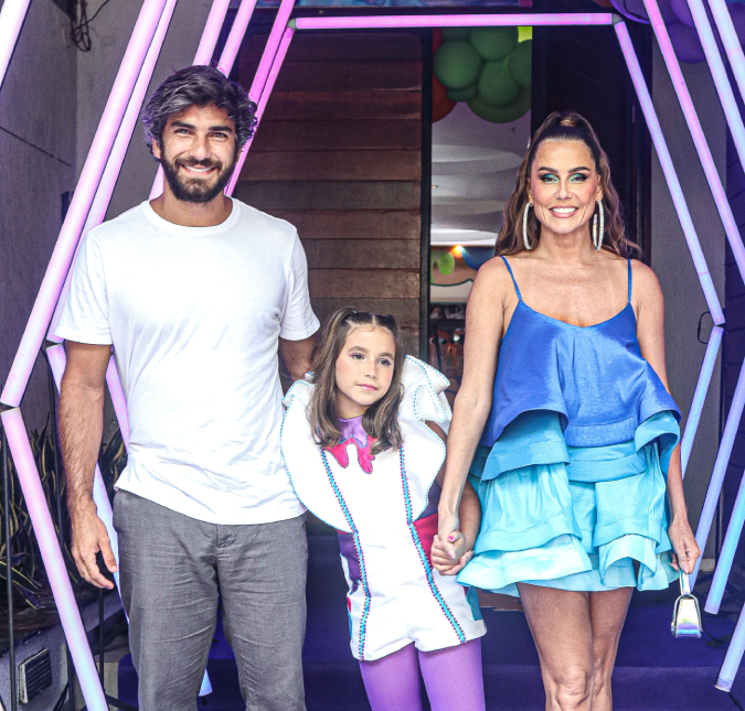 Deborah Secco compartilha novo visual de Maria Flor: <i>Minha ruiva veio aí</i>