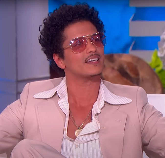 Solteiro e facinho! Bruno Mars confirma fim de relacionamento durante <i>show</i> no Brasil