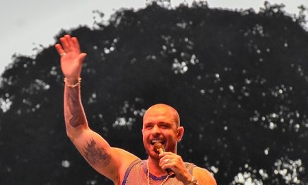 Diogo Nogueira aparece com macacão com brilho e transparência para <i>show</i>