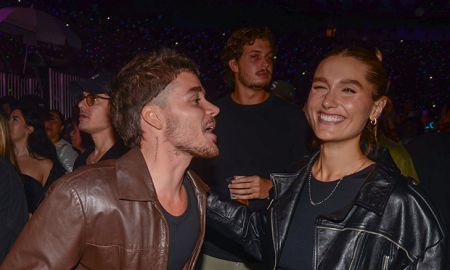 Sasha Meneghel se diverte com o marido em <i>show</i> de Jão