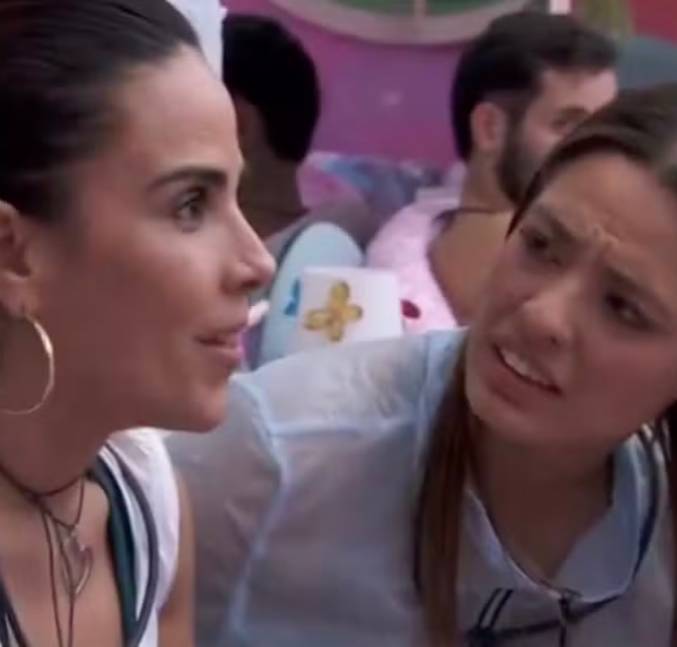 Wanessa comenta emoji de tulipa no <I>BBB24</i> e Beatriz dispara: <I>Achei que era por causa da asinha de frango</i>