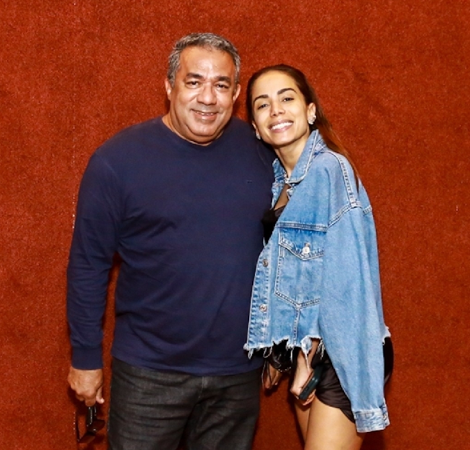 Anitta dá <I>show</I> de dança em festa de aniversário de seu pai, Mauro Machado, assista