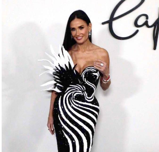 Demi Moore aparece deslumbrante em <i>première</i> com vestido de cisne