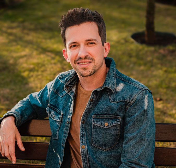 Ton Prado fala sobre emoção de se tornar amigo da família dos Mamonas Assassinas e ter contato com objetos originais da banda Em um bate papo exclusivo com o ESTRELANDO, o ator disse que sentiu como se estivesse na Disney