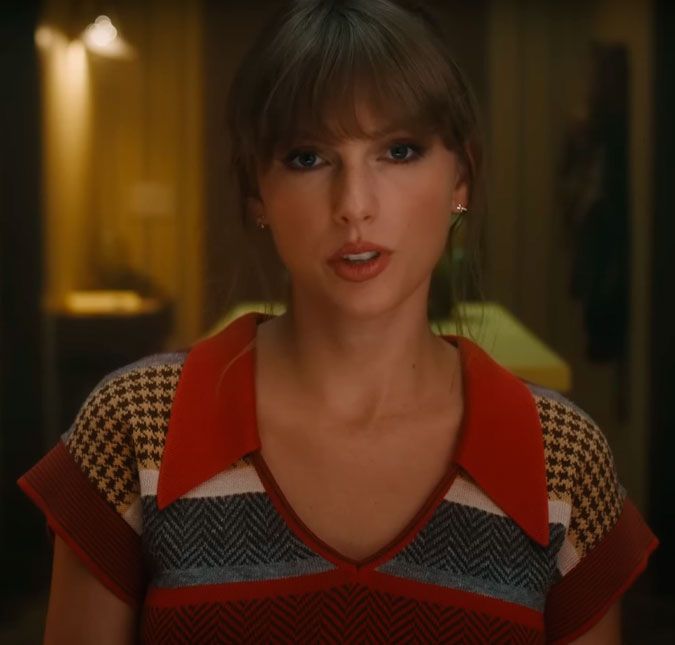 Stalker é preso pela segunda vez em três dias após tentar invadir prédio de Taylor Swift Indentificado como David Crowe, o homem de 33 anos de idade foi flagrado vasculhando uma lixeira em frente a propriedade da cantora