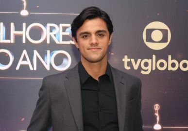 Felipe Simas é internado no Rio de Janeiro e explica o que aconteceu: <i>- Doença autoimune</i>
