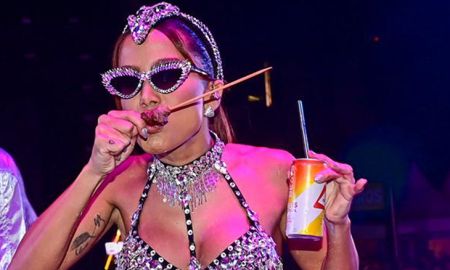 Gente como a gente! Anitta se delicia com espetinho durante <i>show</i>