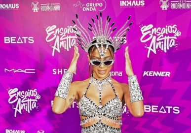 Anitta deixa palco correndo após invasão de fã, assista