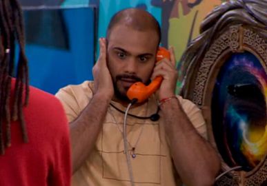 Marcus Vinícius atende <i>Big Fone</i> no <I>BBB24</i> e coloca Juninho, Pitel e Luigi no paredão