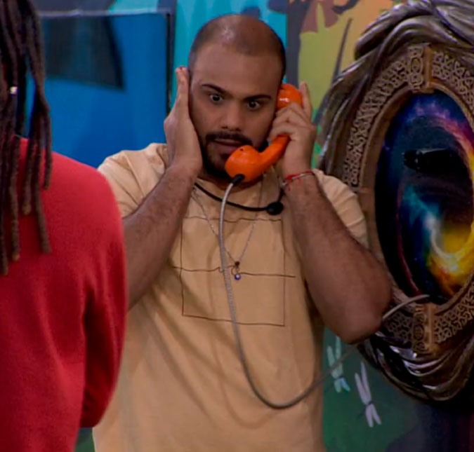 Marcus Vinícius atende <i>Big Fone</i> no <I>BBB24</i> e coloca Juninho, Pitel e Luigi no paredão