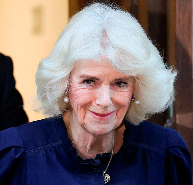 Rainha Camilla informa que Rei Charles III <i>está bem</i> após cirurgia