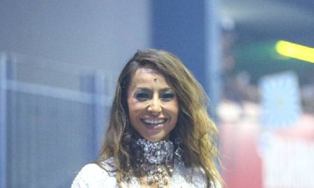 Sabrina Sato se joga em noite de samba na quadra da Portela