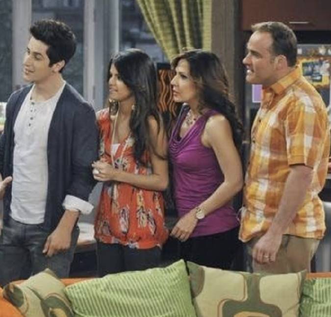 Elenco de <i>Os Feiticeiros de Waverly Place</i> posam juntos após confirmação de sequência