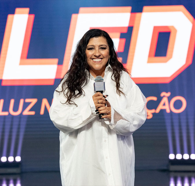 Regina Casé reflete sobre ter se tornado mãe novamente aos 59 anos de idade: <i>Só me fortaleceu</i>