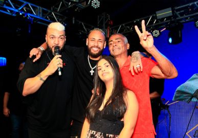 Neymar Jr. canta com Belo no segundo dia das comemorações de aniversário de Romário