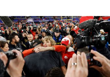 Taylor Swift e Travis Kelce trocam beijos após vitória do jogador de futebol americano em partida