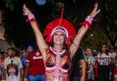 Mesmo com chuva, Viviane Araújo comparece em ensaio de rua do Salgueiro