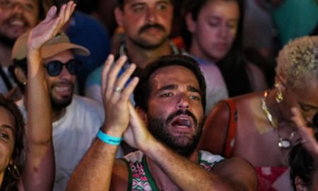 Após boatos de envolvimento com Grazi Massafera, Humberto Carrão aproveita <i>show</i> do Olodum em Salvador