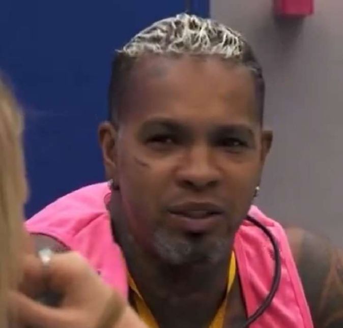 Após ser colocado como um dos participantes que está na mira do líder Mc Bin Laden, no dia 25 de janeiro, o cantor disse que não se importa se vai ficar ou sair do reality: - Esse dinheiro aqui eu ganho lá fora, não é isso. [Ficar] pra passar nervoso? As amizades que eu tinha que fazer, eu já fiz. Vocês aqui já são meus amigos, já ganhei isso. Mais do que isso aqui, não ganho mais.  Durante a conversa com Rodriguinho, Yasmin Brunet e Wanessa alertaram o cantor que ele pode se arrepender do que está falando depois.