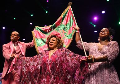 Alcione recebe homenagem no <I>show</I> de Verão da Mangueira 2024 e canta com Chico Buarque, confira