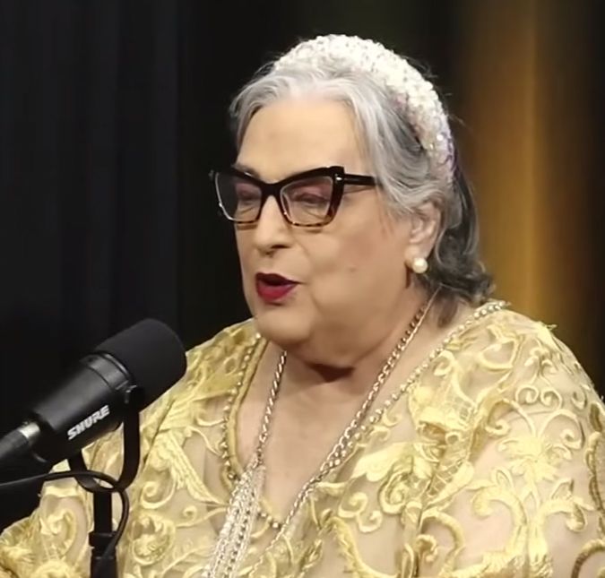 A apresentadora está consciente e comunicativa
