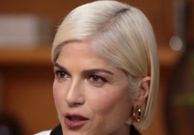 Selma Blair compartilha rotina com luta contra esclerose múltipla e síndrome de Ehlers-Danlos