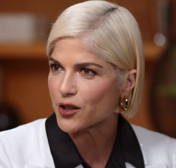 Selma Blair compartilha rotina com luta contra esclerose múltipla e síndrome de Ehlers-Danlos