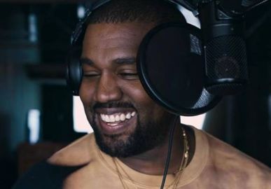 Após ter publicado imagens polêmicas da esposa, Kanye West apaga fotos de suas redes sociais em meio a críticas