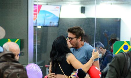 Fábio Porchat ganha beijão da namorada em aeroporto no Rio de Janeiro; veja