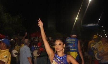Lexa elege vestidinho azul e arrasa em ensaio da Unidos da Tijuca; confira