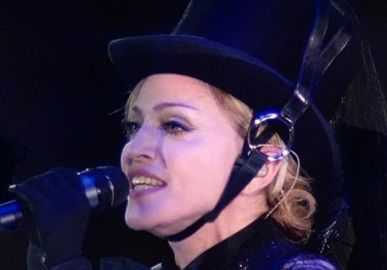 Durante <i>show</i>, Madonna homenageia enfermeira que cuidou dela na UTI