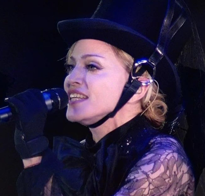 Madonna tropeça durante apresentação e cai na gargalhada