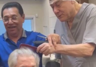 Em rara aparição, Silvio Santos aparece tendo cabelo penteado por Milton Neves