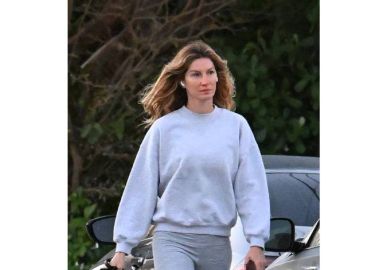 Gisele Bündchen caminha abalada com o cachorro após a morte da mãe