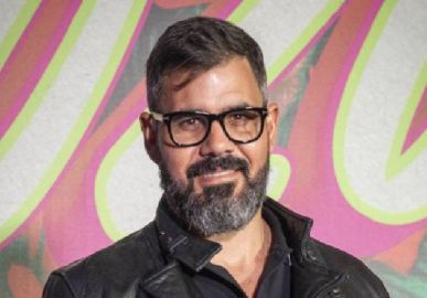 Juliano Cazarré comemora aniversário da esposa, grávida do sexto filho do casal