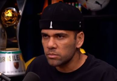 Durante julgamento, duas mulheres acusam Daniel Alves de tê-las apalpado, diz jornal