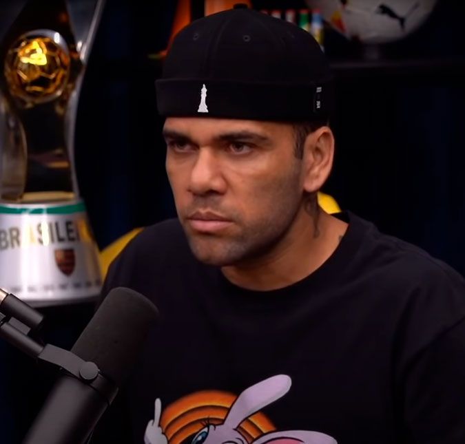 MP da Espanha recorre contra liberdade provisória de Daniel Alves O Ministério Público de Barcelona entrou com recurso contra a liberdade provisória do ex jogador Daniel Alves. Ele foi condenado a quatro anos e seis meses de prisão por estupro