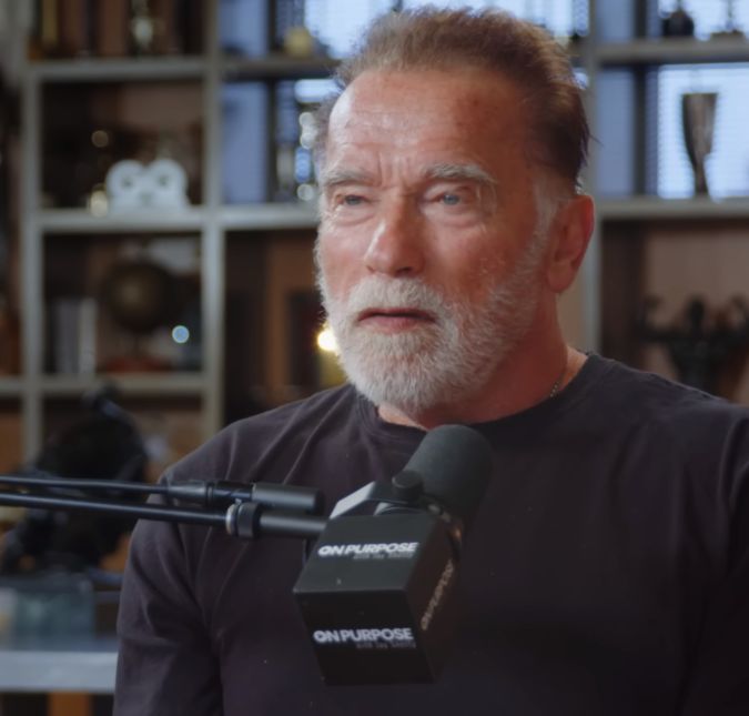 Arnold Schwarzenegger surpreende ao dizer que alimenta netas com bolacha que dá para animais na fazenda: Elas também entram na fila O biscoito é feito de aveia e mel, portanto agrada o paladar das pequenas