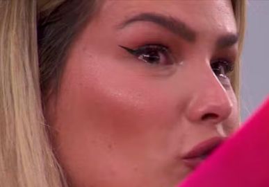 Durante madrugada no <i>BBB24</i>, Yasmin Brunet chora e reclama após receber pedido de desculpas de Davi