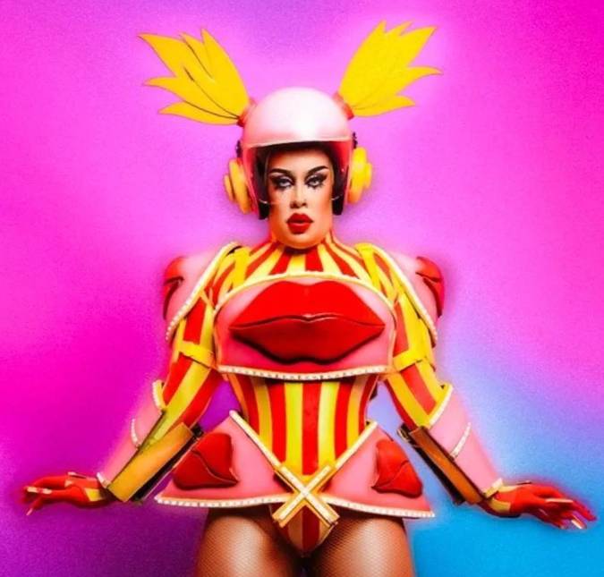 Gloria Groove apresenta clipe de <i>MODO XUXA</i> que traz a Rainha dos Baixinhos como vilã