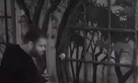 Michel entrega preservativo para Bin Laden e Giovanna, mas reclama de troca de carícias do casal no <i>BBB24</i>