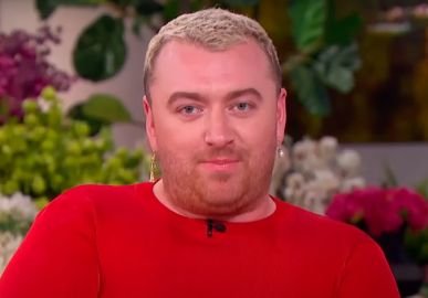 Sam Smith é visto trocando beijos e carinhos com namorado em Nova York