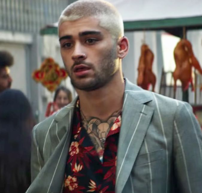 Sem falar uma palavra, Zayn Malik interrompe Jimmy Fallon para divulgar novo single O cantor apareceu no programa The Tonight Show na quarta feira, dia 13