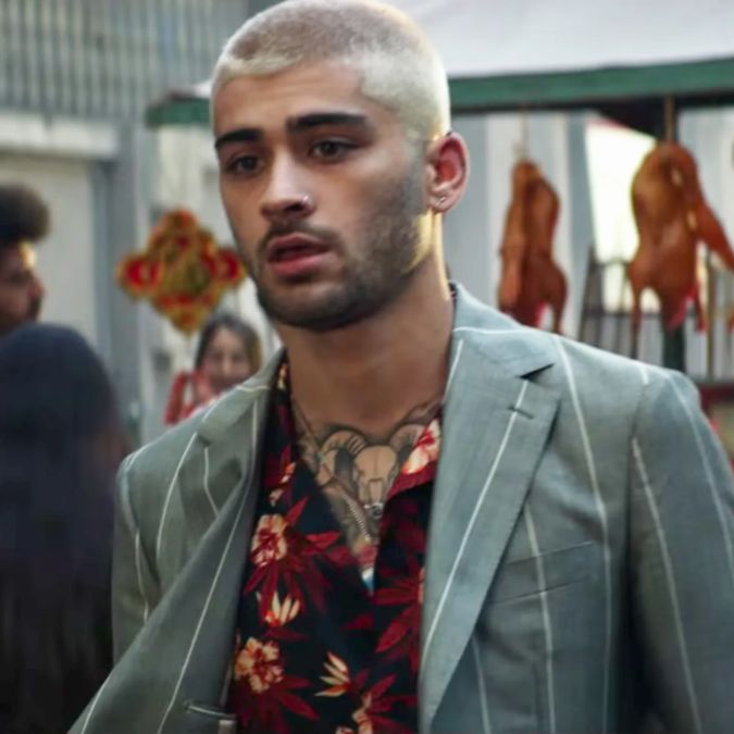 Sem falar uma palavra, Zayn Malik interrompe Jimmy Fallon para divulgar novo <i>single</i>