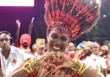 Erika Januza comenta pressão do público por samba no pé: <i>Pessoas fazem sinais na sua cara</i>