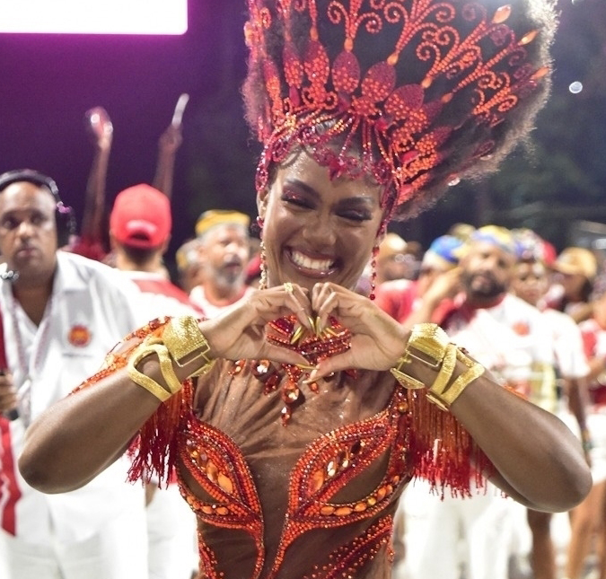 Erika Januza comenta pressão do público por samba no pé: <i>Pessoas fazem sinais na sua cara</i>