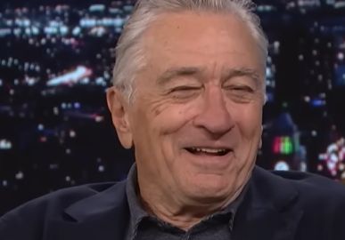 Em foto rara, Robert De Niro aparece com a filha de dez meses de vida e encanta: <i>Isso é fofo</i>