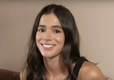 No ritmo do Carnaval 2024, Bruna Marquezine pede carona nas redes sociais e internautas reagem