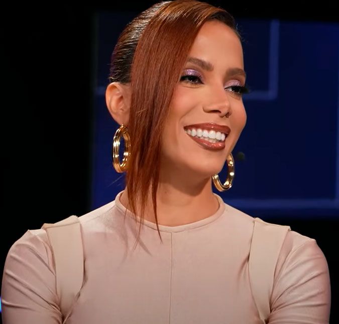 Anitta afirma que ainda existem pessoas que não acreditam em sua bissexualidade: Querem ditar como você deve se comportar A cantora desabafou sobre as críticas que recebem sobre quem ela namora ou deixa de namorar