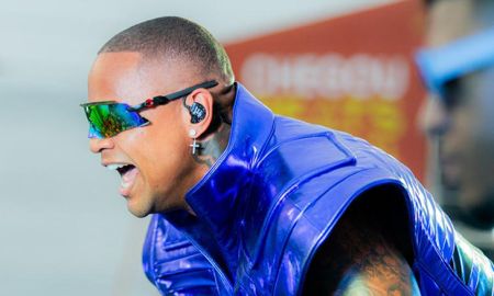 Léo Santana arrasta multidão em trio elétrico em Salvador - e Lore Improta se veste de rosa para curtir com o marido; veja fotos!